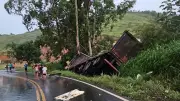 Acidente entre carreta e caminhão interdita BR-267 em Guarará e deixa motorista ferido
