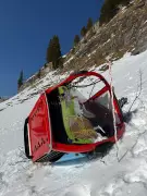 Acidente fatal em teleférico na Suíça: uma pessoa morre após queda de cabine durante ventos fortes