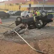 Acidente grave em Campinas: carro capota após colidir com poste e deixa três feridos