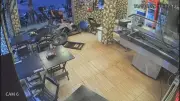 Adolescente cai com moto dentro de bar em São Gonçalo ao fugir da polícia após roubo