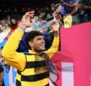 Alcaraz veste fantasia de abelha em Indian Wells após pedido de torcedores