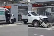 Ambulância colide com caminhonete e atinge estação do VLT em Santos, interrompendo circulação