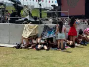 Amigas criam cabana com cangas para enfrentar calor no primeiro dia do Lollapalooza 2026