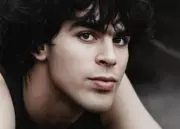 Antonio Villeroy lança EP '1980's' com gravações restauradas e prepara livro autobiográfico