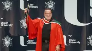Arnold Schwarzenegger recebe título honorário da Universidade de Ulster por trajetória multifacetada