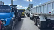 Bairros de Teresina sem coleta de lixo devido a protesto de caminhoneiros por atraso salarial