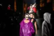 Balenciaga mergulha em 'Euphoria' em desfile ousado que captura o espírito da geração Z