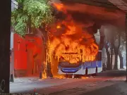 Bandidos incendeiam ônibus no Rio Comprido em represália à morte de criminoso em operação da PM