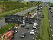 Batida entre carro e caminhão interdita faixa e causa lentidão na D. Pedro em Campinas