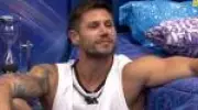 BBB 26: Jonas vai de galã a 'boy lixo' após pedir sigilo sobre beijo com Jordana