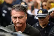 Bolsonaro segue internado com pneumonia; defesa renova pedido de prisão domiciliar