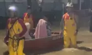 Bombeiros resgatam moradores com bote após forte chuva causar alagamentos em Manaus