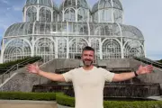 Britânico apaixonado por Curitiba viraliza nas redes com turismo e gastronomia da cidade