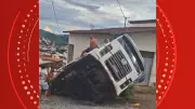 Caminhão afunda em cratera após chuva intensa abrir buraco em rua de Nova Venécia