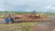Caminhão carregado com sementes capota na BR-146 em Serra do Salitre e deixa três feridos