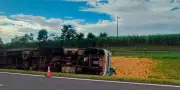 Caminhão carregado de soja tomba na Raposo Tavares; motorista embriagado em estado grave