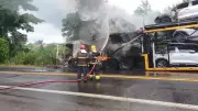 Caminhão-cegonha com carros elétricos pega fogo e interdita BR-101 no Espírito Santo