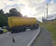 Caminhão com combustível interdita avenida em Sorocaba após tentativa de retorno