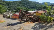 Caminhão Pipa Tombado Destrói Residência em Três Rios, RJ, Sem Vítimas