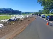 Caminhão tomba e interdita pista da Rodovia Washington Luís em Uchoa, SP