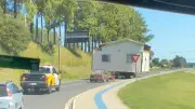 Caminhão transporta casa de madeira inteira com escolta policial no Paraná