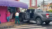Caminhonete invade e destrói fachada de padaria após colisão no centro de Rio Preto