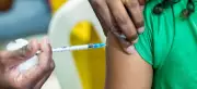 Campanha de vacinação contra gripe começa com alerta da Opas para 2026