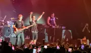 Capital Inicial emociona Manaus com show nostálgico e coro coletivo de sucessos