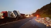 Carreta com carga de cerveja e suco de uva tomba na Via Dutra, em Volta Redonda