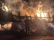 Carreta com farinha de trigo pega fogo na BR-070 em Campo Verde após superaquecimento
