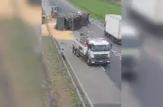 Carreta com Soja Tombada Interdita Trecho da Raposo Tavares em Alambari