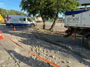 Carreta derruba poste de iluminação em Campos dos Goytacazes e via é interditada