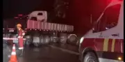 Carreta faz manobra em 'L' e causa congestionamento de 10 km na Via Dutra em Barra Mansa