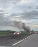 Carreta pega fogo e causa susto na Via Dutra em Itatiaia, RJ; ninguém se feriu
