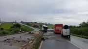 Carreta-tanque de leite tomba e se parte ao meio na BR-352 em Patos de Minas