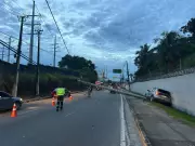 Carro derruba poste e interdita Avenida das Torres em Manaus, causando congestionamento de 10 km