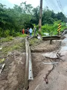 Carro despenca em ribeirão na BR-458 e causa três mortes em Ipatinga, no Vale do Aço