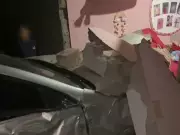 Carro em alta velocidade destrói muro e invade quarto de criança em Cristinápolis