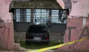 Carro invade escola em Hortolândia, destrói sala de aula e ocupantes fogem do local