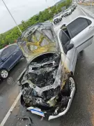 Carro pega fogo após colisão na Ponte Divaldo Suruagy, em Maceió; não há feridos