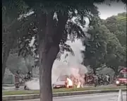 Carro pega fogo e interdita avenida no Centro de Três Rios, no RJ