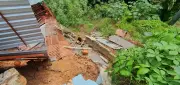 Casa interditada desaba após erosão em Divinópolis; dono usou auxílio para obra ilegal