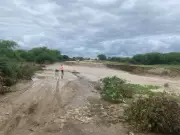 Cheia de rio isola moradores no Cariri paraibano após chuvas intensas