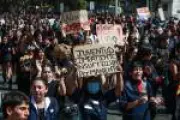 Chile: Kast enfrenta primeira onda de protestos após cortes na educação e alta de combustíveis