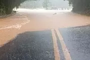 Chuva forte alaga rodovia e ruas em cidades do interior de SP, bloqueando tráfego