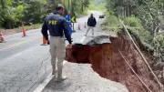 Chuva intensa abre cratera na BR-262 no Espírito Santo e PRF alerta para perigo