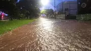 Chuva intensa alaga avenidas em Uberlândia e família abandona carro em meio à enchente