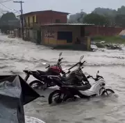 Chuvas intensas alagam avenidas e bairros de Manaus, causando transtornos urbanos