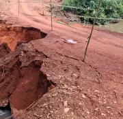 Chuvas isolam Tepequém em Roraima: queda de postes corta energia e ponte interditada impede reparos