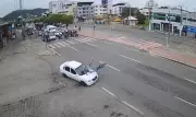 Ciclista é atropelado por carro em frente à rodoviária de Itaperuna; veja vídeo